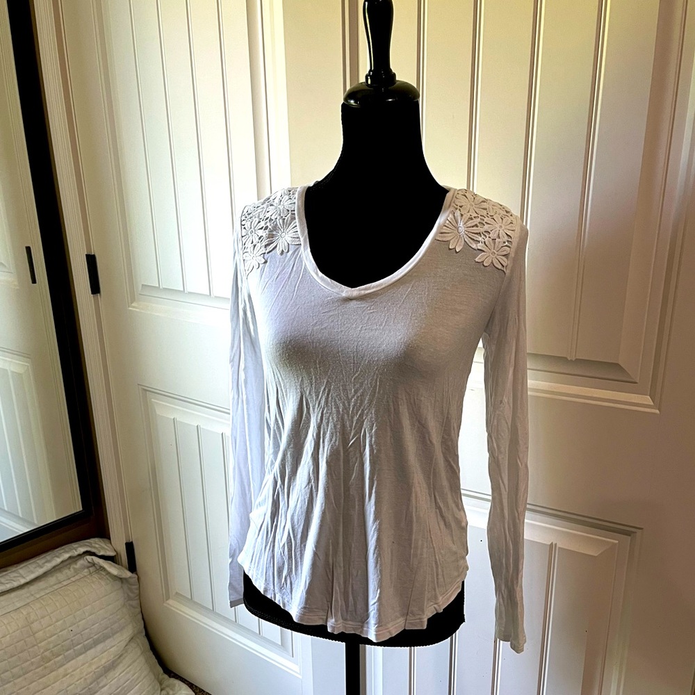 American Eagle white top with croquet detail on shoulders